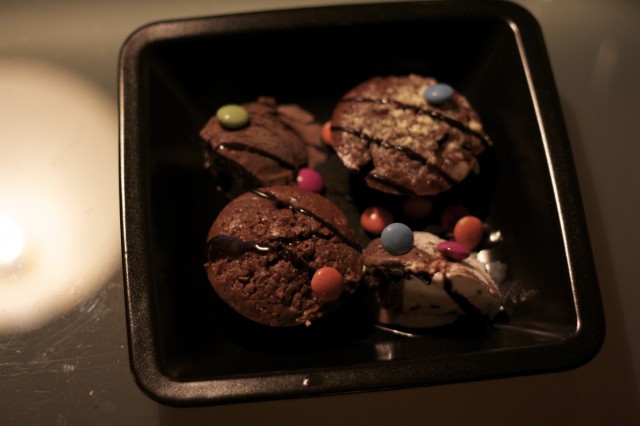 Triple Chocolate Muffins mit Schokolade- und Stracciatellaeis und Smarties