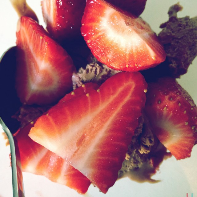 Schokoladeeis und Erdbeeren. Mjam.